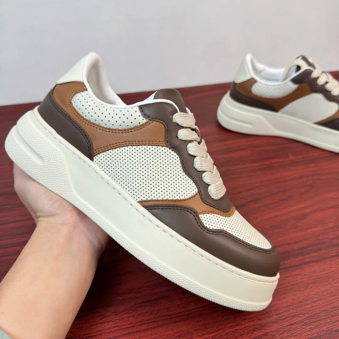 Batch 800 Gucci/Gucci new autumn men's leather sneakers thick-soled lightweight biscuit shoes! In the 2025 autumn and winter series, this sneaker adopts a thick-soled structure and cleverly uses the triple elements of silhouette design, color matching and material. Showcase retro style. This shoe is crafted from cow leather with webbing details and features a lightweight rubber sole for added sophistication. Multiple leathers are finely tailored and precision motorcycle composite splicing creates a full sense of layering. Full calfskin lining and insole, gold logo letter badge details, 5CM thickened lightweight rubber sole, air-glue stitching process, durable without opening the glue and excellent on-foot comfort, flat last shape, easy to match with all types of pants, and comes with a full set of packaging! Size: 39-40-41-42-43-44 leather shoe size (38.45 can be customized) Item number: 431920 full leather white coffee